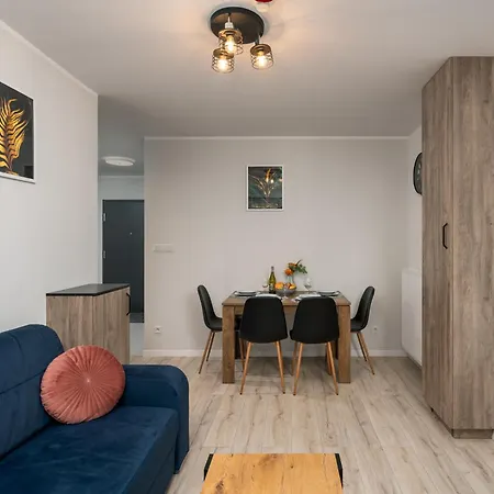 Apartwro 8th - Square, Railway Station Apartment *