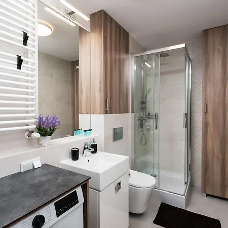 Apartwro 8th - Square, Railway Station