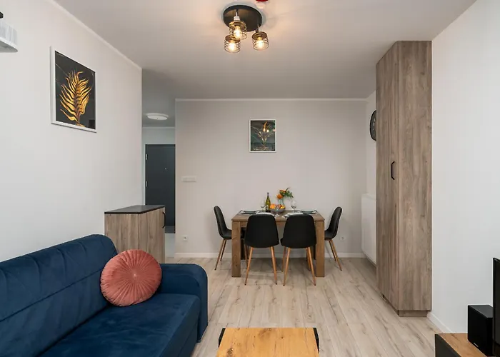 Apartwro 8th - Square, Railway Station Apartment *